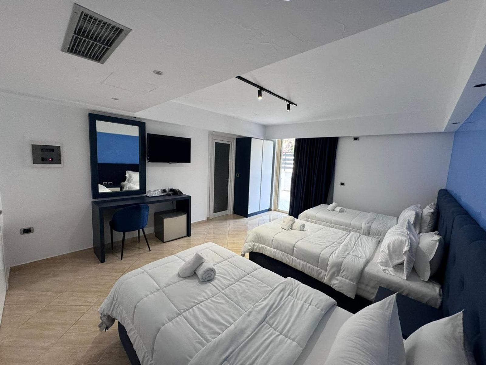 Hotel Blue Sky Sarandë Exterior foto